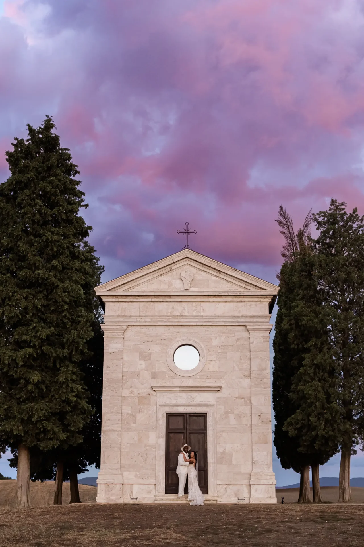 Intimate elopement in Tuscany countryside